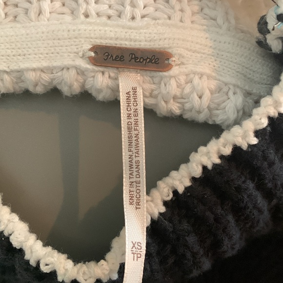 Free People mock turtleneck, crop sweater. Black and ivory. Like new. Xs - Picture 5 of 5